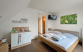 Modernes & Gepflegtes Hotelzimmer Mit Kueche!