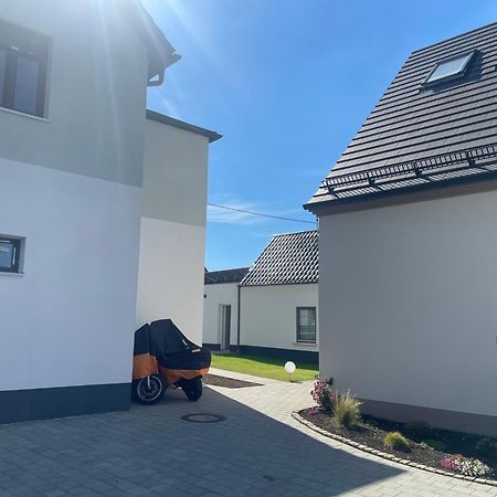 Modernes & Gepflegtes Hotelzimmer Mit Kueche! Bernstadt  Buitenkant foto