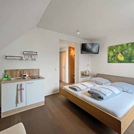 Modernes & Gepflegtes Hotelzimmer Mit Kueche! Bernstadt  Buitenkant foto