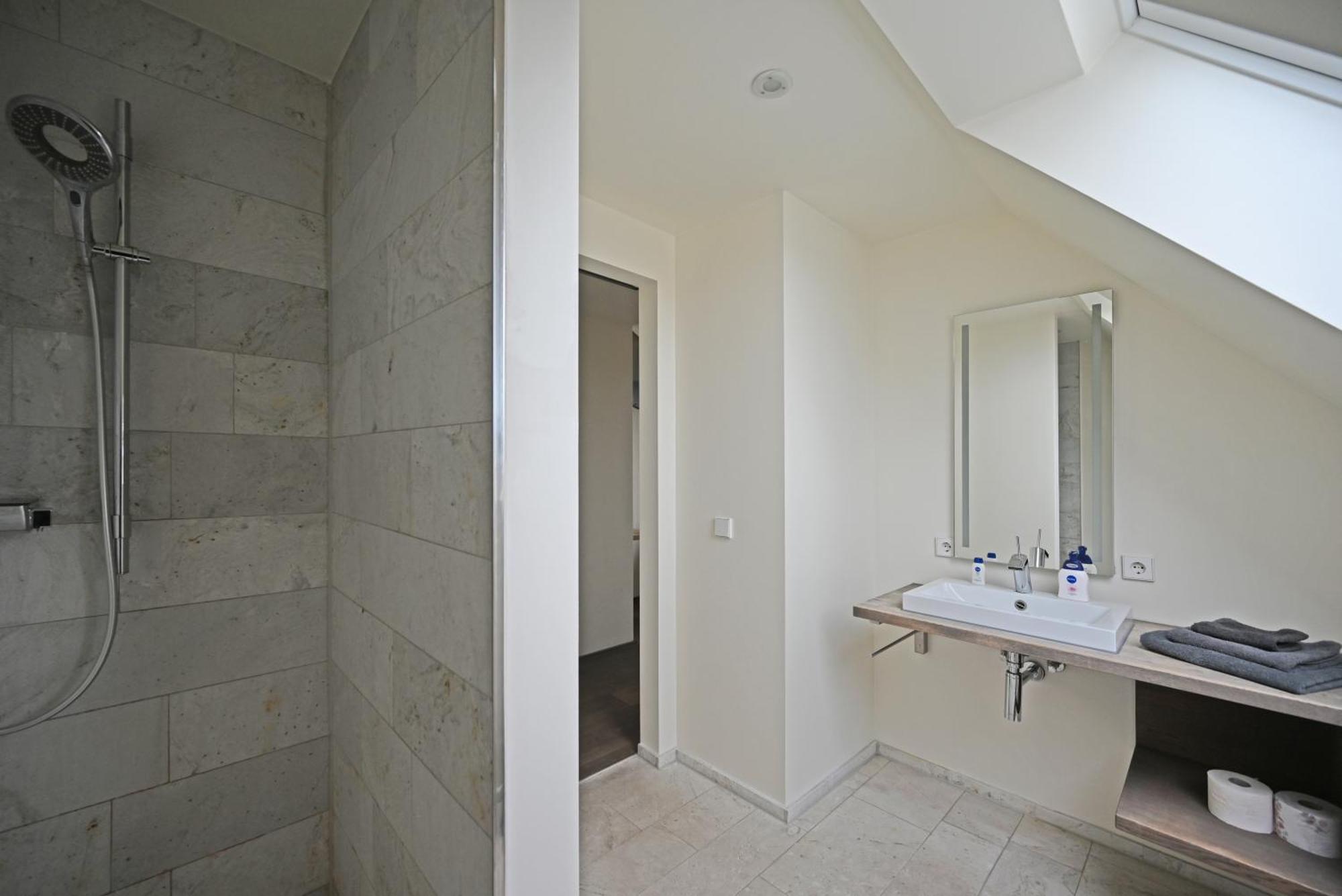 Modernes & Gepflegtes Hotelzimmer Mit Kueche! Bernstadt  Buitenkant foto
