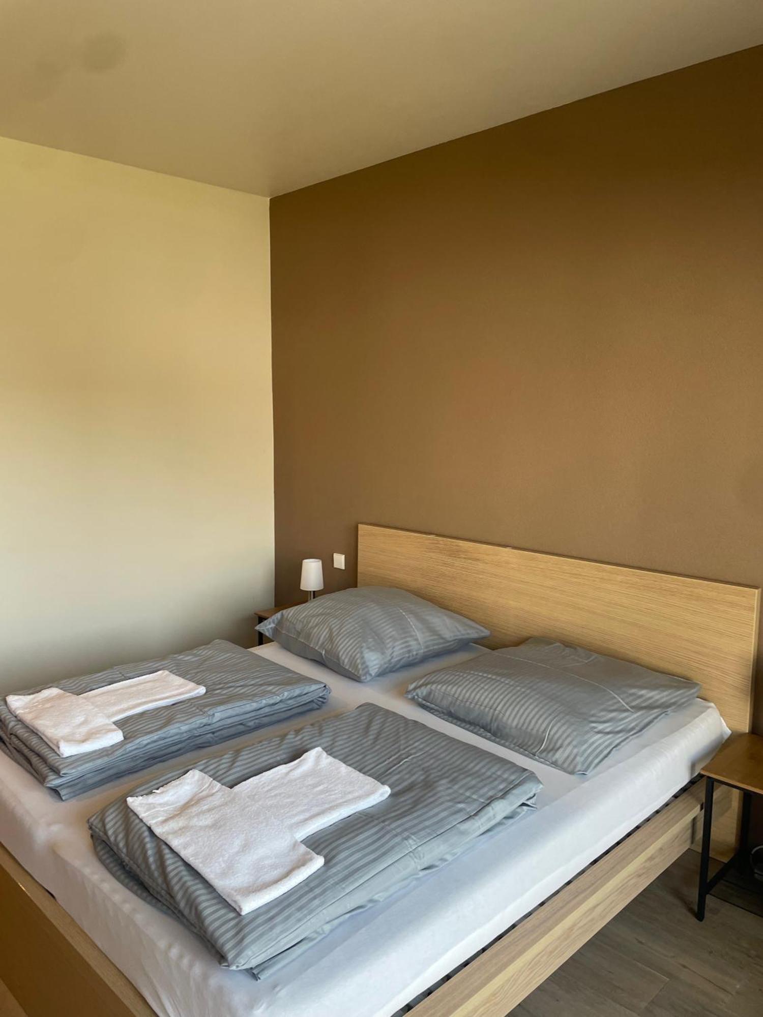 Modernes & Gepflegtes Hotelzimmer Mit Kueche! Bernstadt  Buitenkant foto