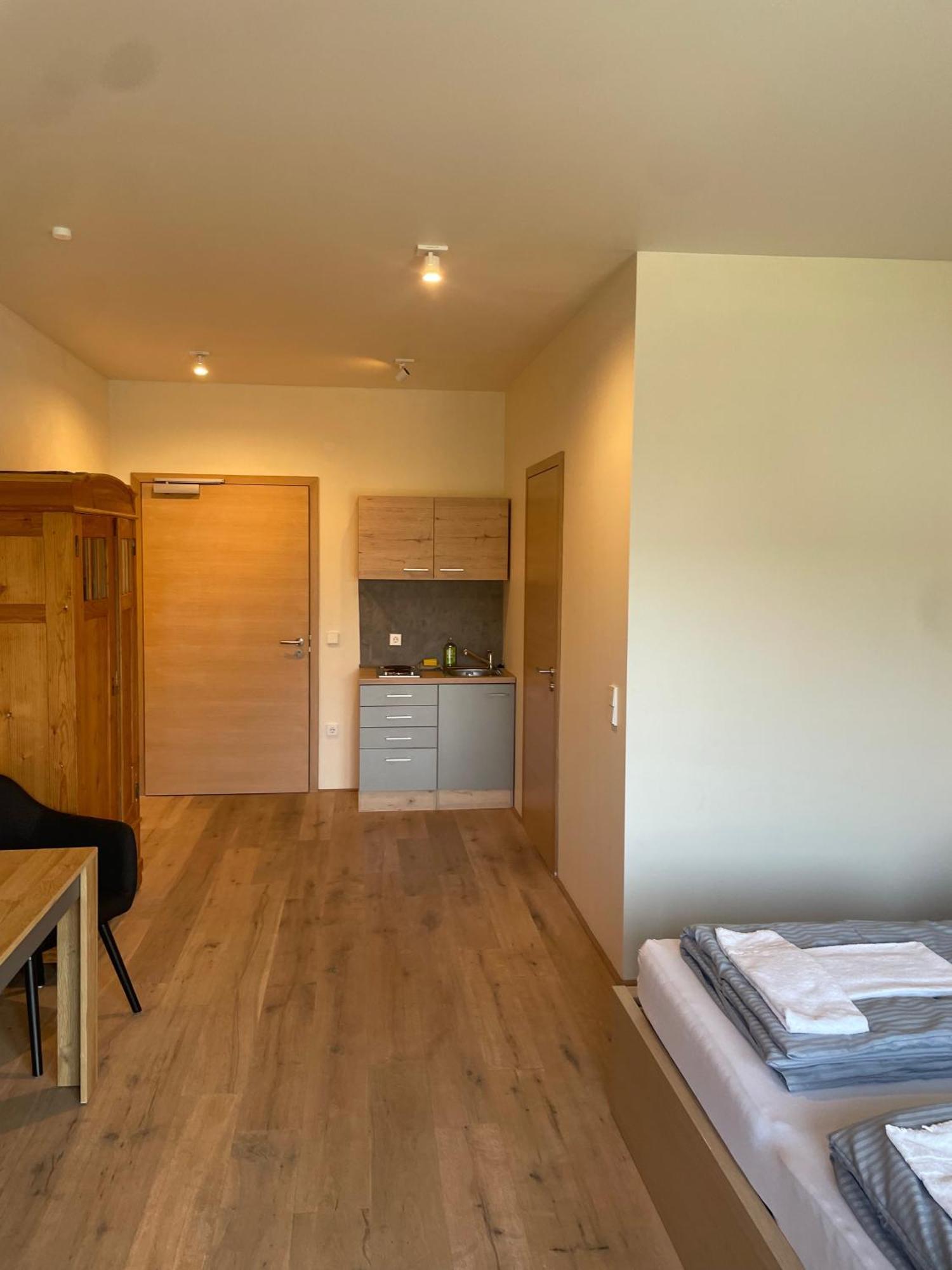 Modernes & Gepflegtes Hotelzimmer Mit Kueche! Bernstadt  Buitenkant foto