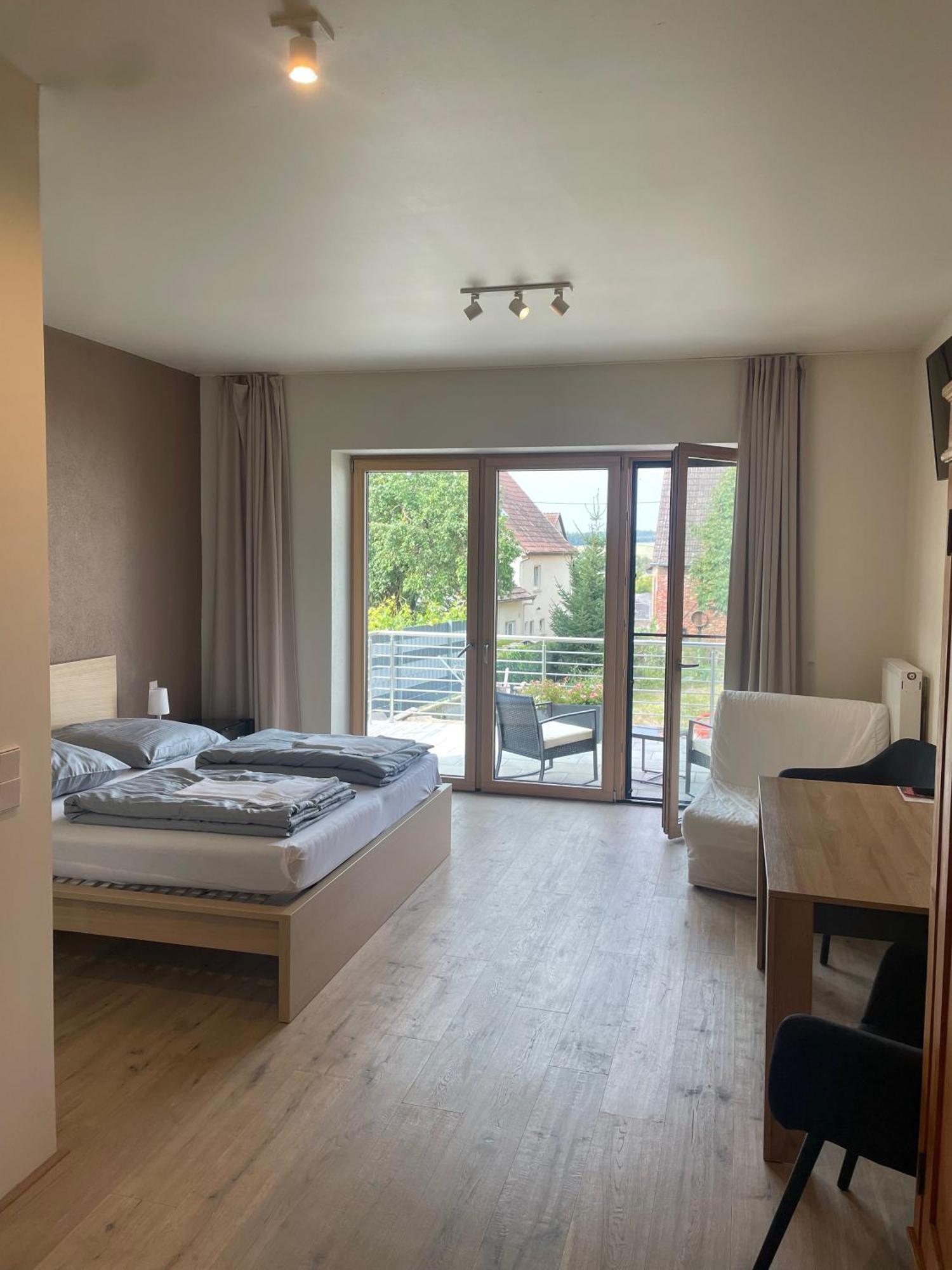 Modernes & Gepflegtes Hotelzimmer Mit Kueche! Bernstadt  Buitenkant foto